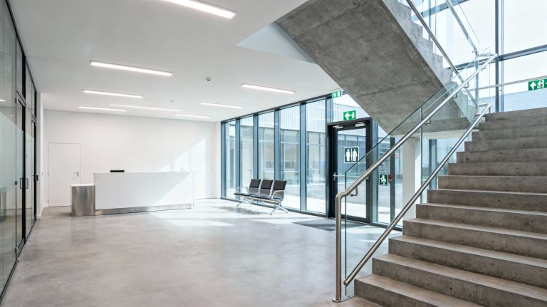 plan de coupe industriel illustrant un espace ERP conforme aux normes de sécurité et accessibilité